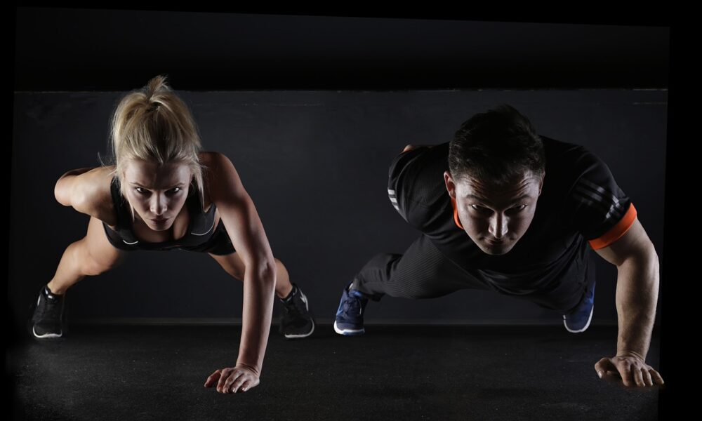 Uomo e donna in allenamento (© Pixabay)