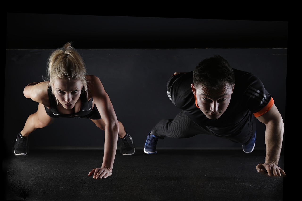 Uomo e donna in allenamento (© Pixabay)