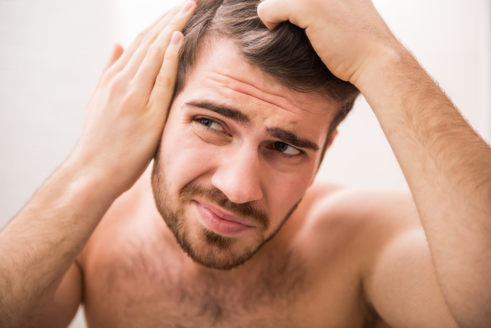 Uomo che si cura i capelli