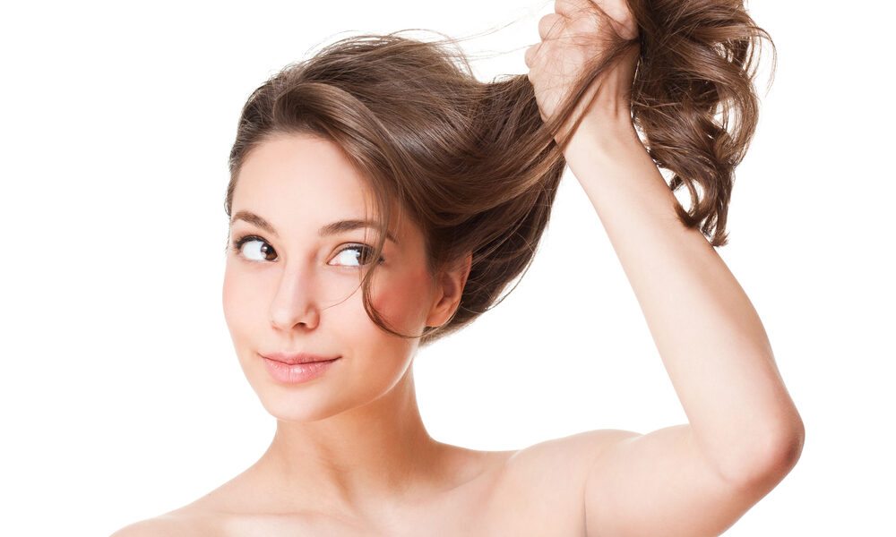 Capelli in autunno: una vitamina può contrastare la caduta e favorire la crescita