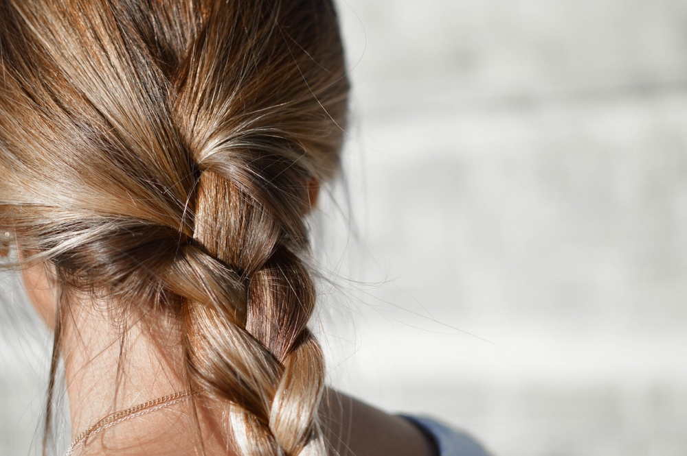 Minerali e vitamine per capelli forti: come contrastare la caduta con la nutrizione