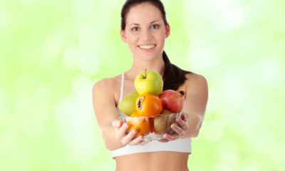 Ragazza con frutta
