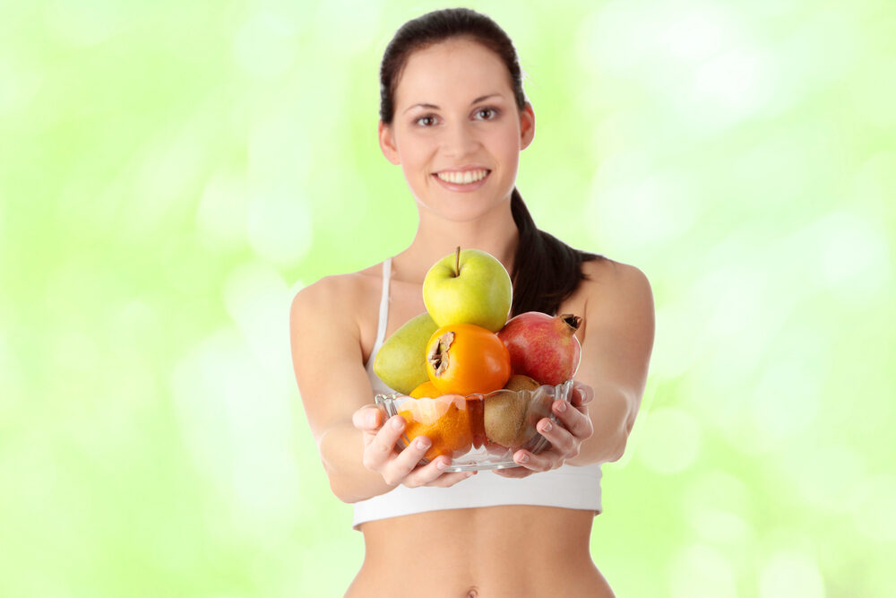 Ragazza con frutta
