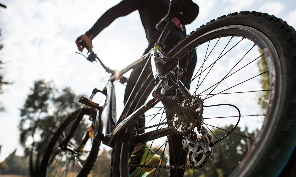 Ragazzo in bicicletta (© Depositphotos)