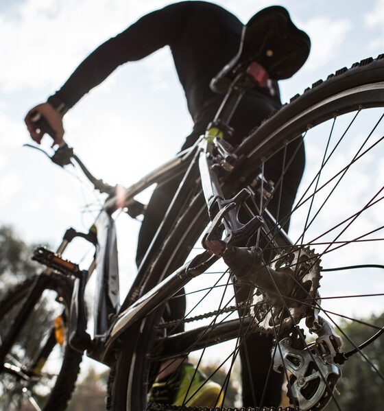 Ragazzo in bicicletta (© Depositphotos)