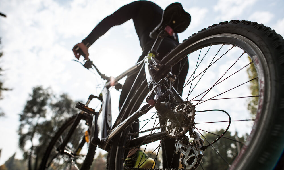 Ragazzo in bicicletta (© Depositphotos)